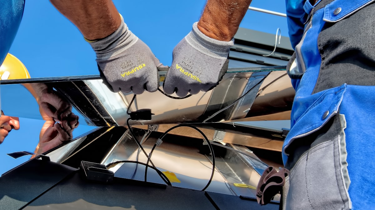 Casa con impianto fotovoltaico sul tetto
